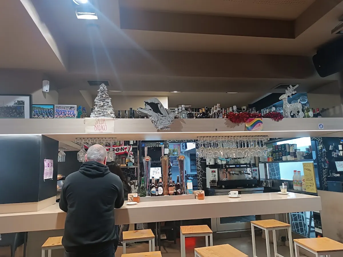 Barra de Gauargi Taberna con taburetes y botellas.