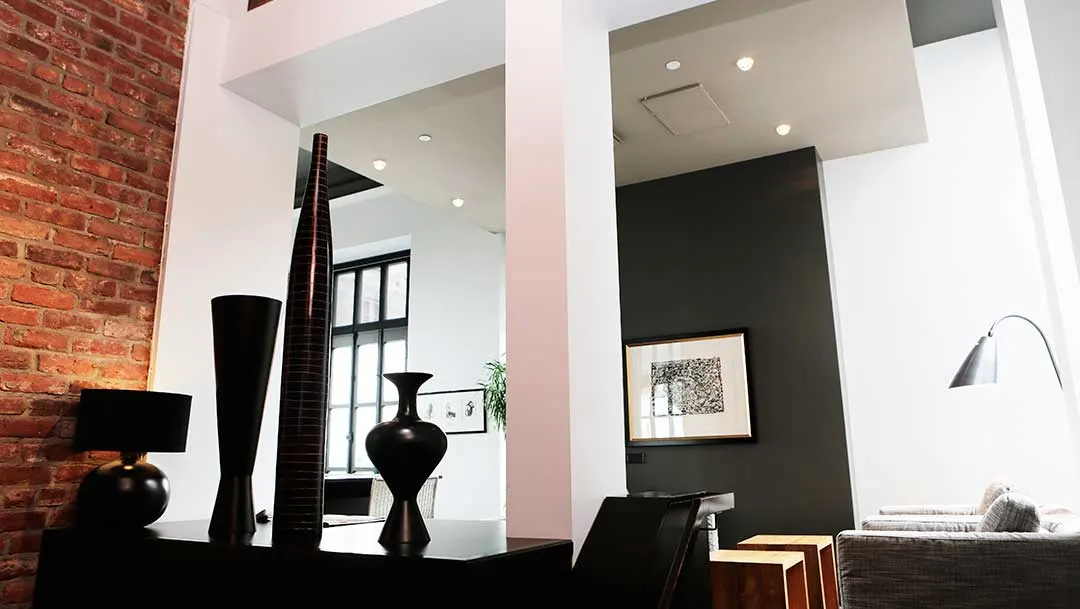 Interior de una vivienda con decoración contemporánea y pared de ladrillo