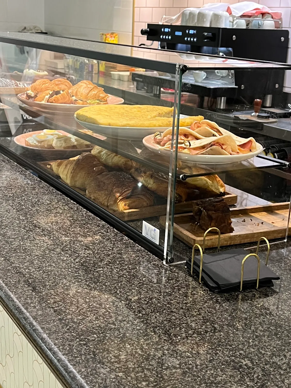 Vitrina de Gazi goxo con bollería y platos salados para desayunar