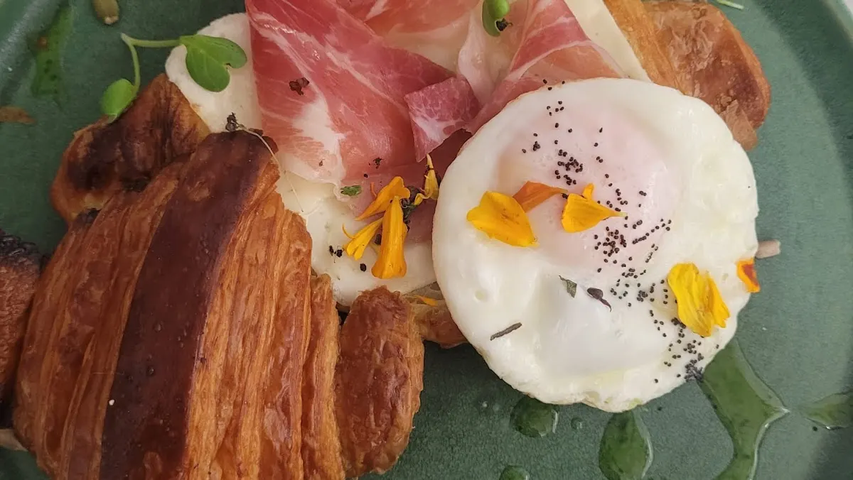 Plato de desayuno con hojaldre, huevo y jamón