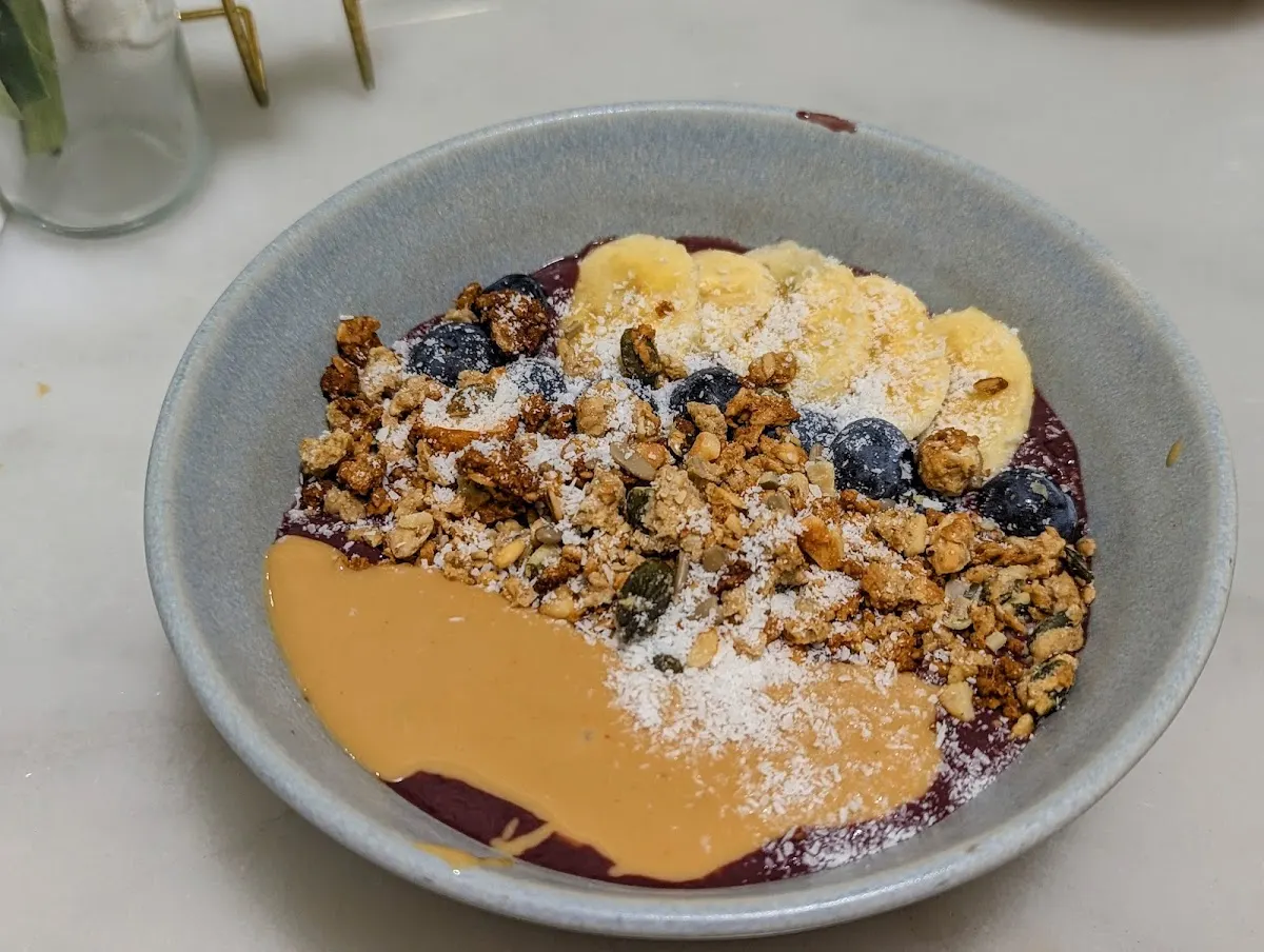 Bol de desayuno con fruta, granola y crema