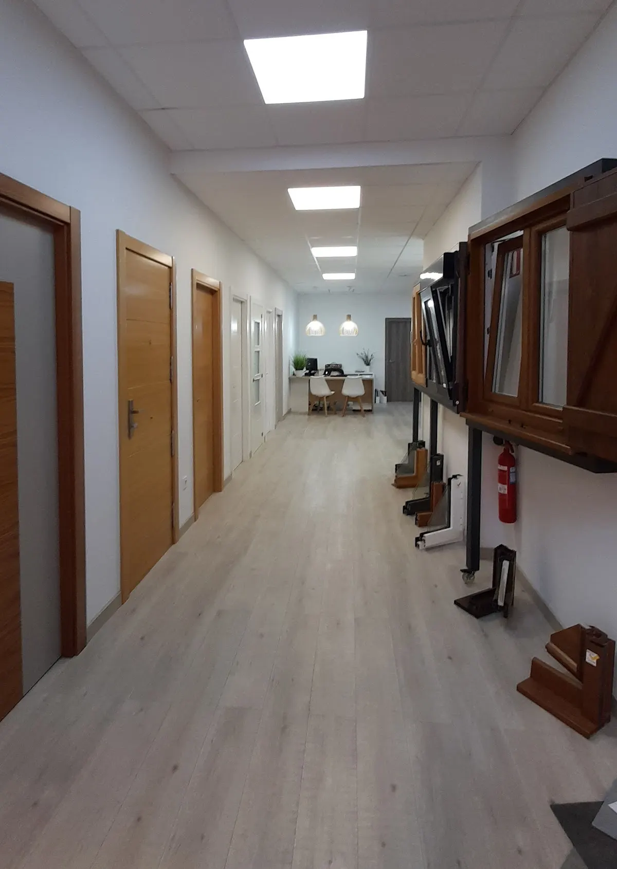 Exposición de Gaztaneta con puertas y muestras de carpintería