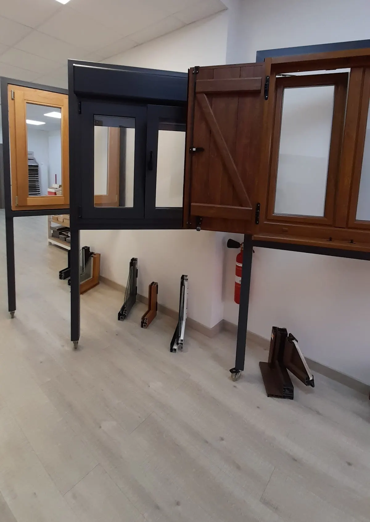 Muestras de ventanas y puertas de madera expuestas en Gaztaneta