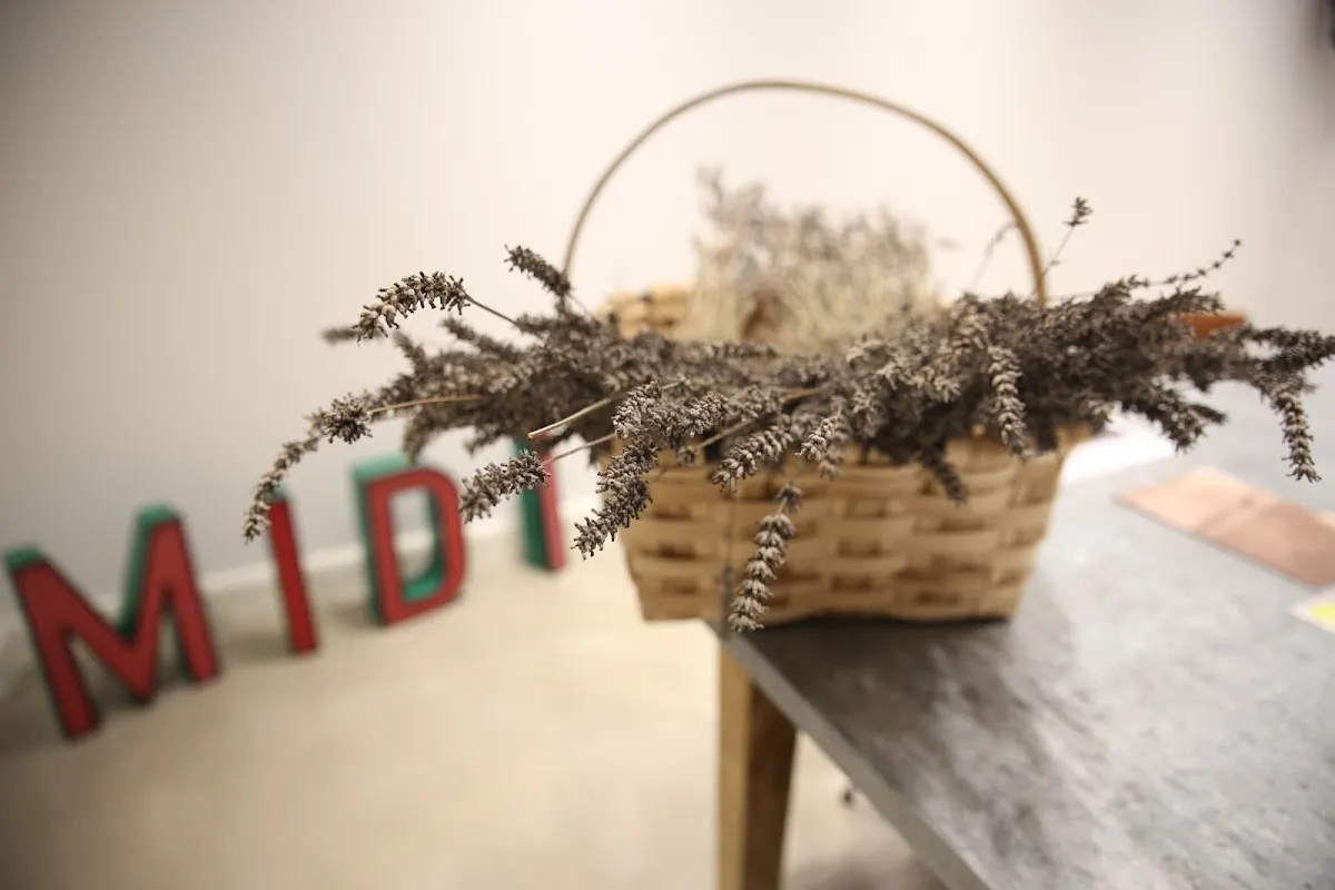 Cesta con decoración vegetal en el espacio de Gaztelu-Iturri Arkitektura
