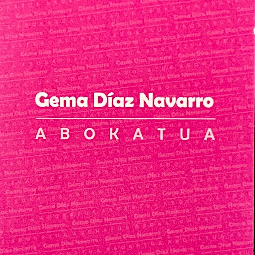 Rótulo de Gema Díaz Navarro, abogada, sobre fondo rosa.