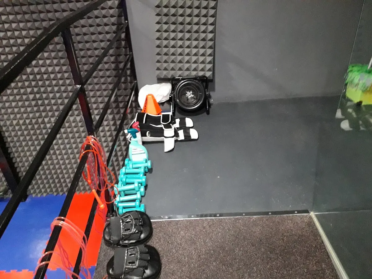 Material de entrenamiento junto a la entrada de Gerlari