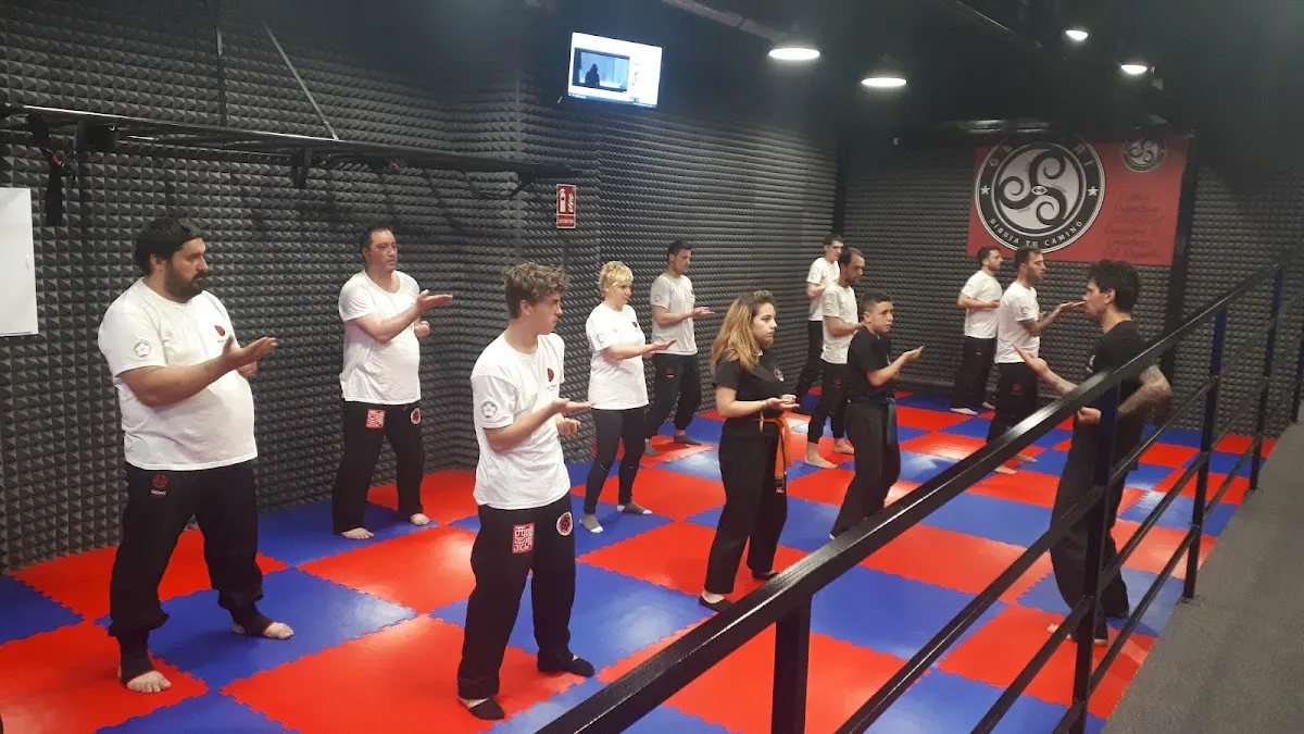 Grupo practicando en una clase de Gerlari
