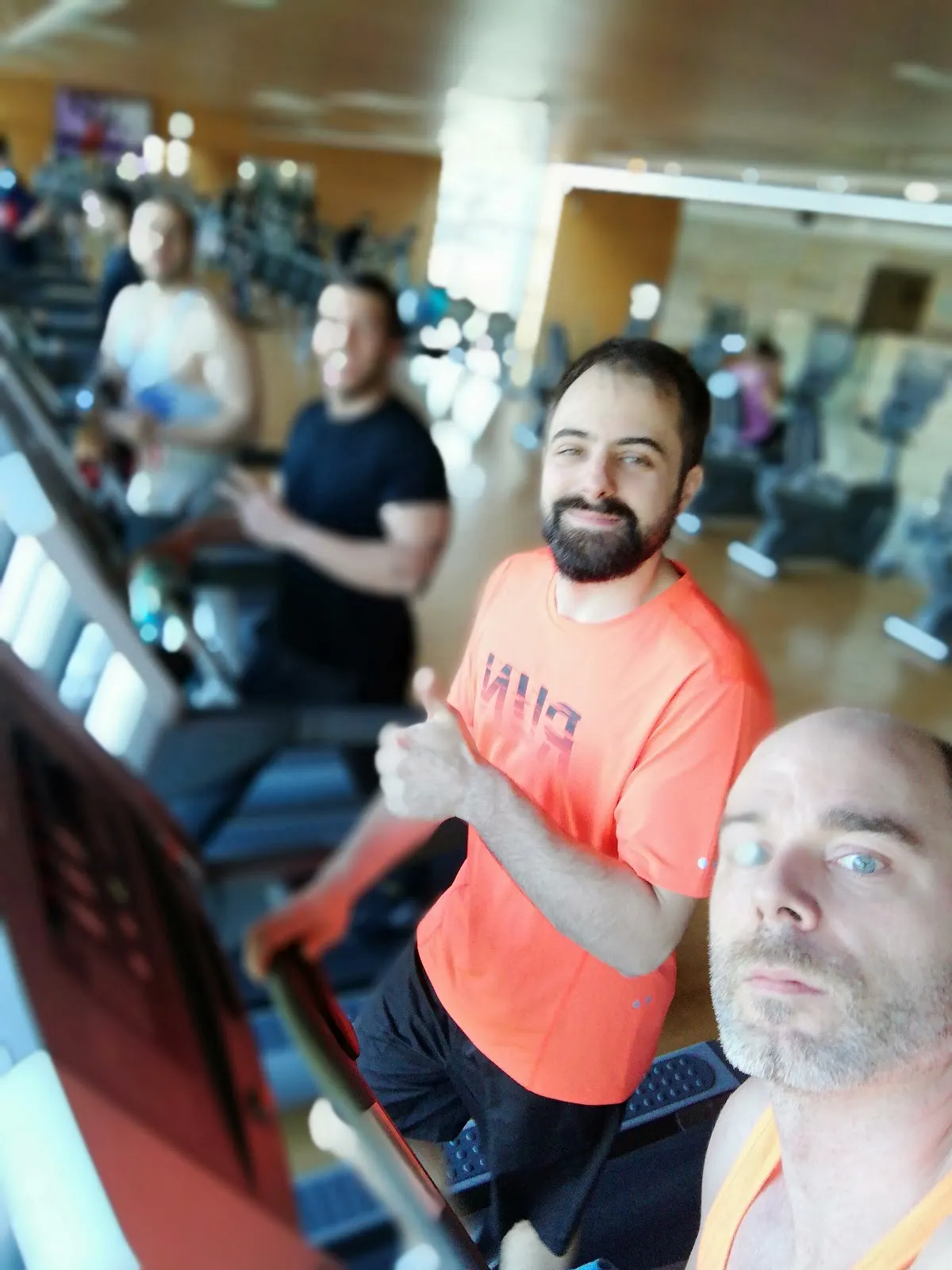 Usuarios en la zona de máquinas del Gimnasio Municipal de Durango.