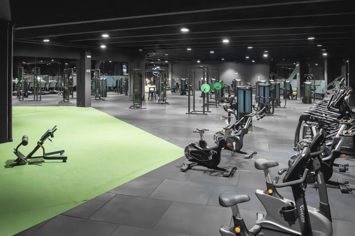 Zona de máquinas y suelo verde de Gimnasio Sparta Durango