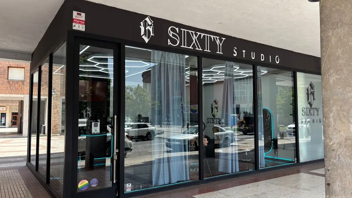 Fachada acristalada de GiSixtyStudio, peluquería en Amorebieta-Etxano