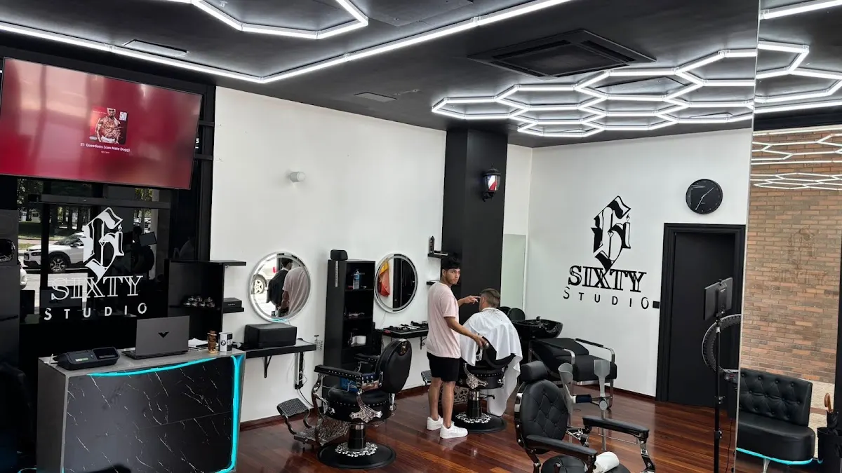 Interior de GiSixtyStudio con sillones y puestos de peluquería