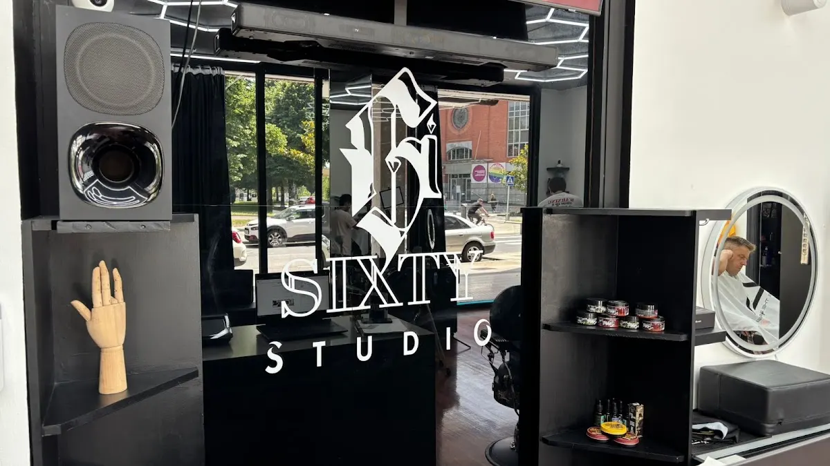 Logotipo de GiSixtyStudio en el interior del local