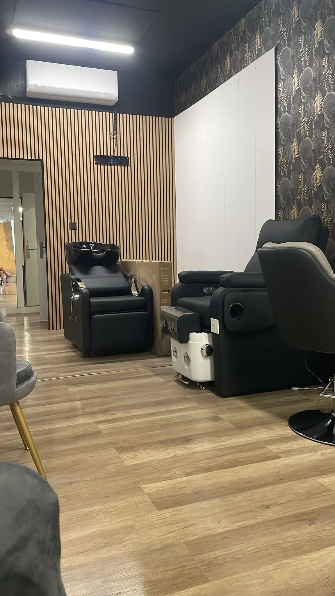 Interior de Glow, con sillones de peluquería y zona de lavado.