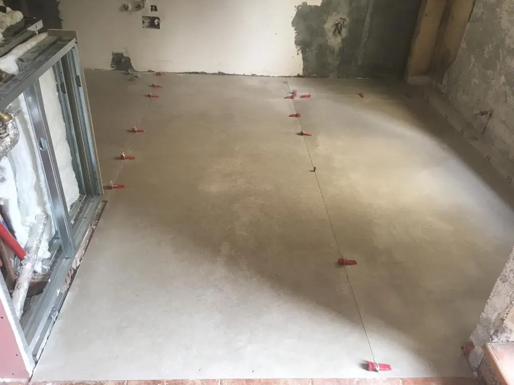 Estancia en reforma con el suelo en proceso de colocación