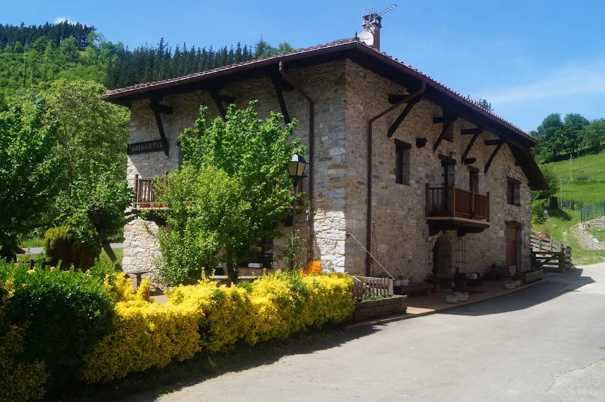Exterior de Goikoetxe Baserria, una casa rural rodeada de vegetación