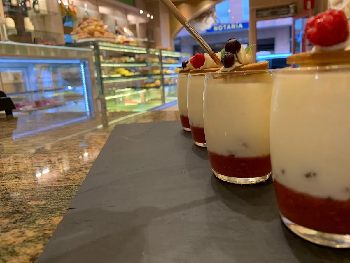 Vasitos de postre con capas de crema y fruta en el mostrador de Gozatu Gozotegia