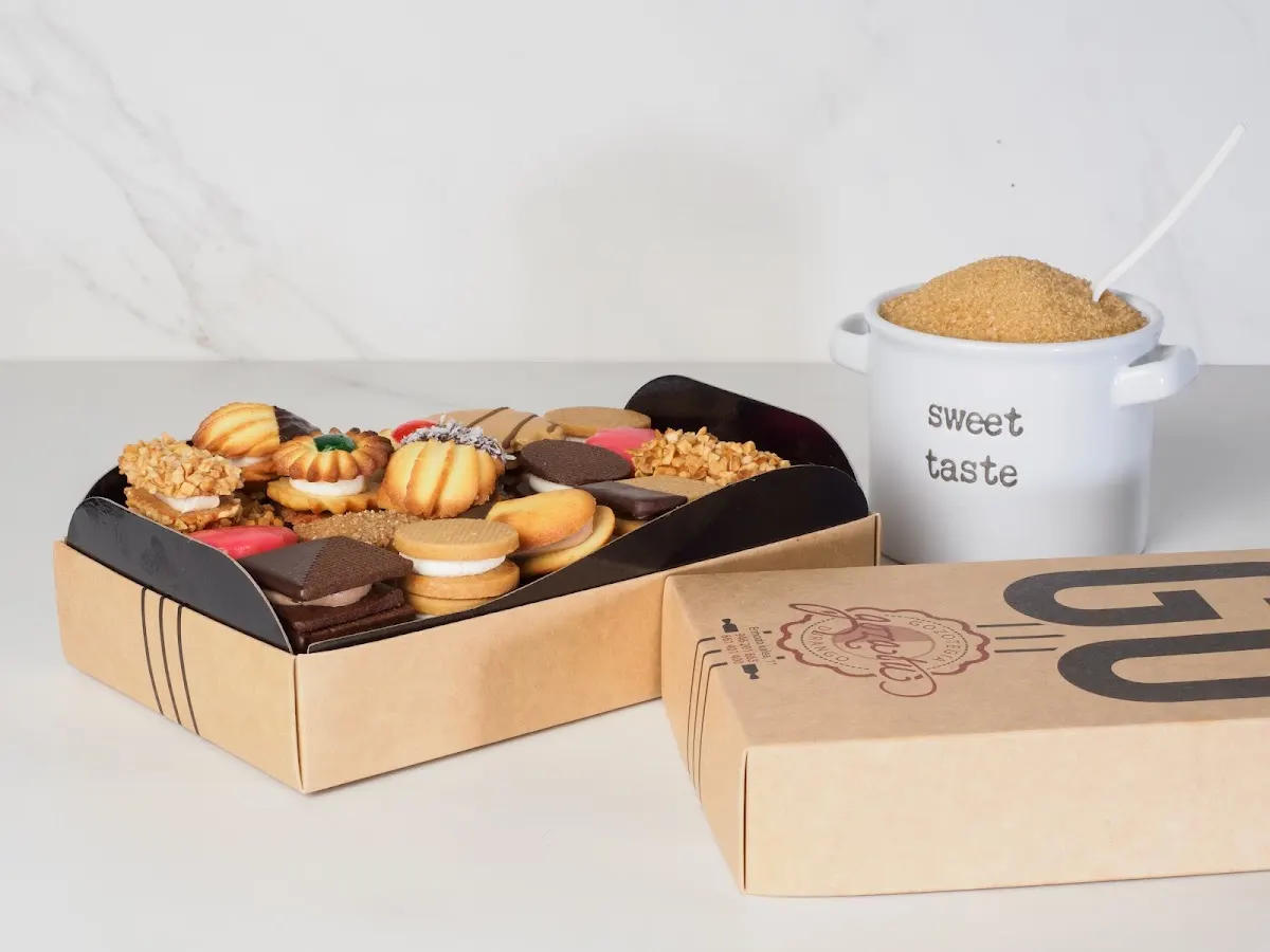 Caja de pastas surtidas y un recipiente con postre de Gozatu Gozotegia