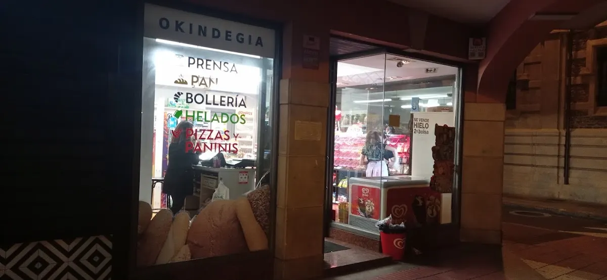 Exterior de Gozo Berria en Durango, con el escaparate y el acceso a la tienda.