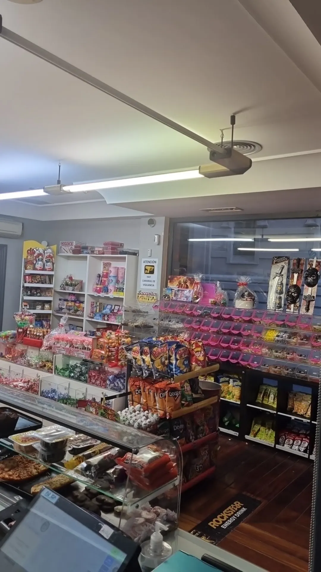Mostrador y expositores de golosinas y productos en Gozo Berria.