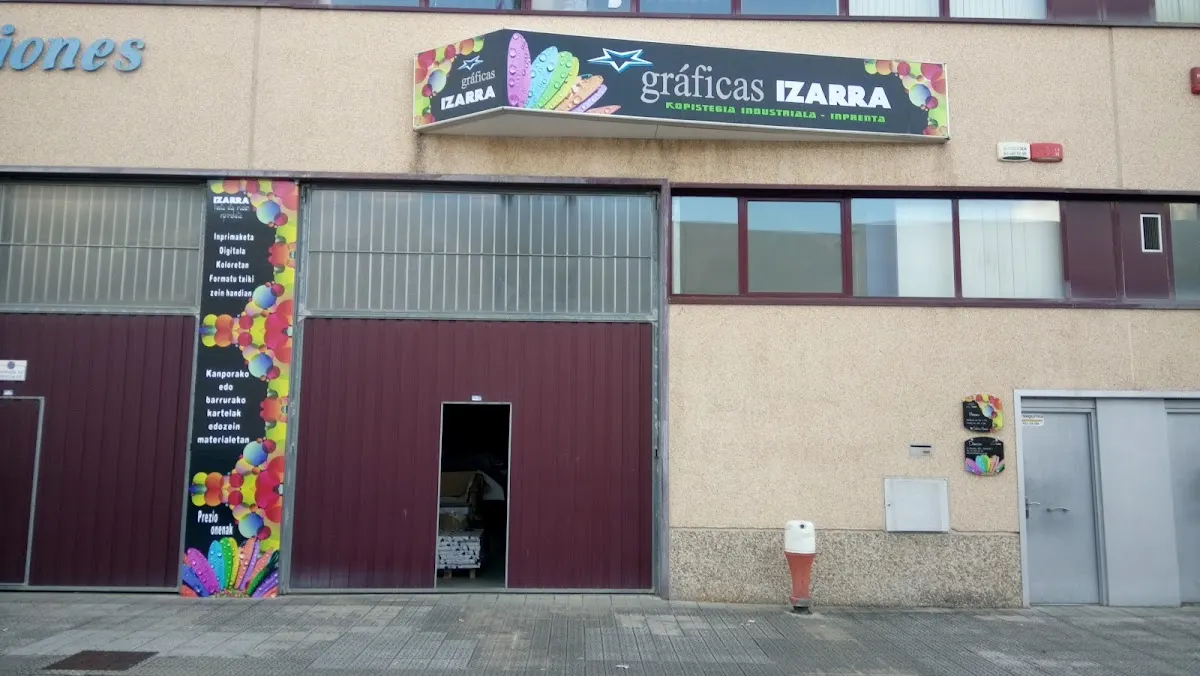 Fachada de Gráficas Izarra en Abadiño, con el acceso a la imprenta.