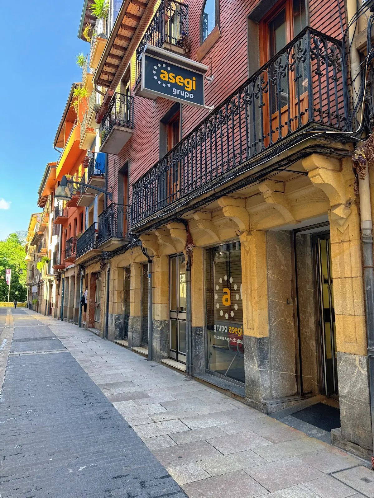 Fachada de Grupo Asegi en una calle de Durango