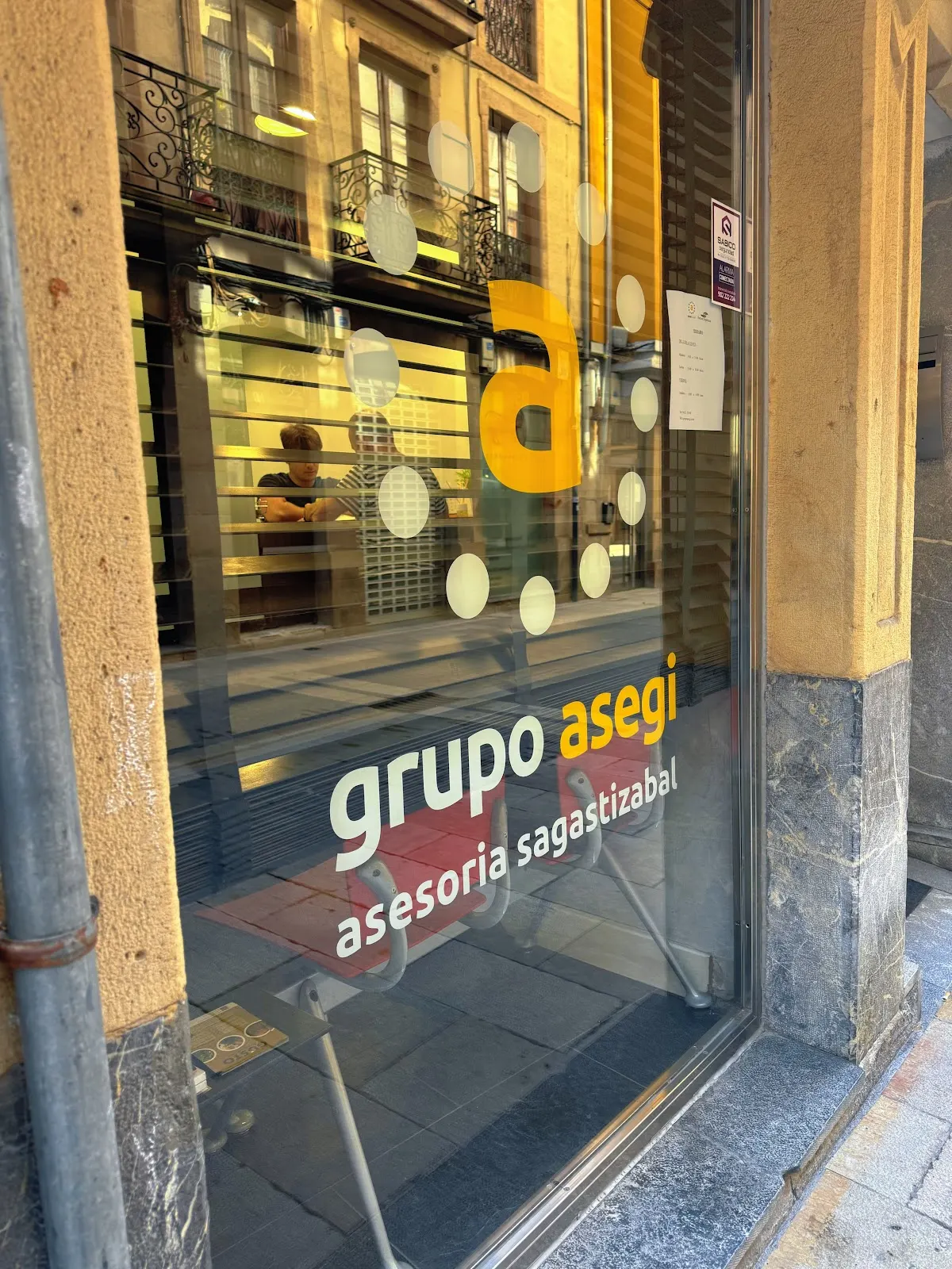 Rótulo de Grupo Asegi Asesoría Sagastizabal en el escaparate