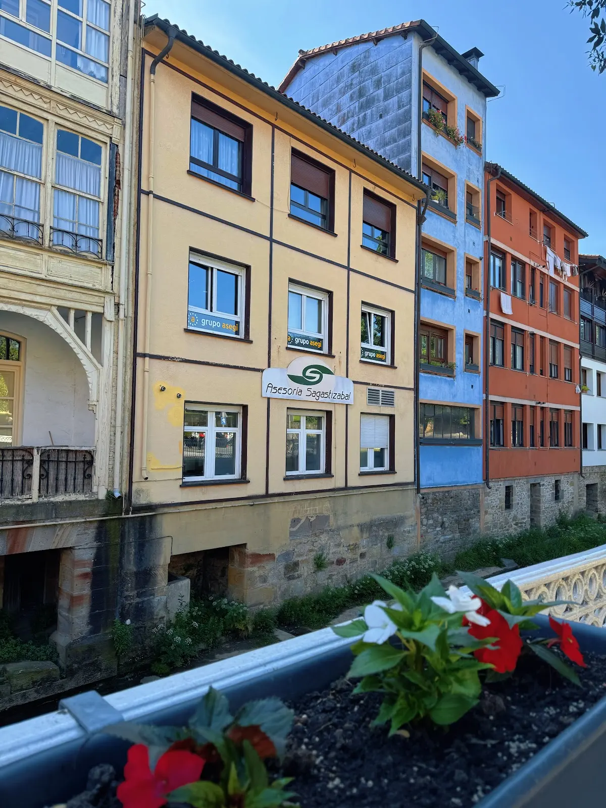 Edificio de oficinas de Grupo Asegi junto a un canal en Durango