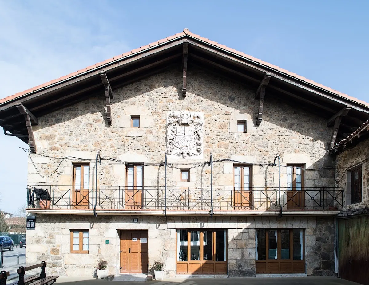 Fachada principal de piedra de GSR Otxandio