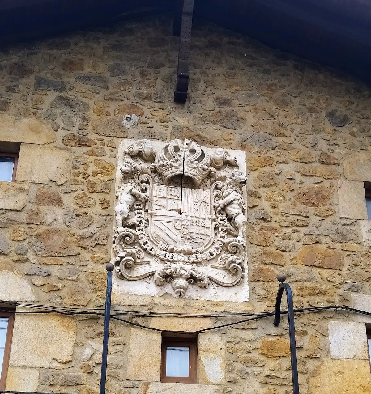 Detalle del escudo de piedra en la fachada de GSR Otxandio