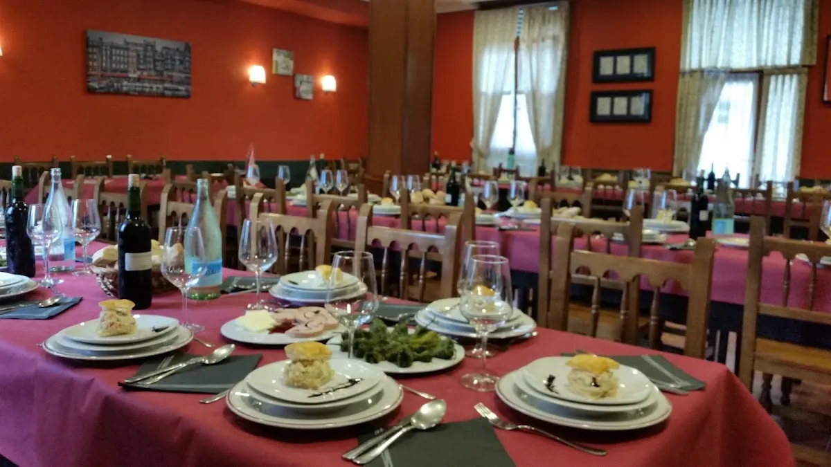 Comedor de Bide-Ondo con mesas preparadas para comer