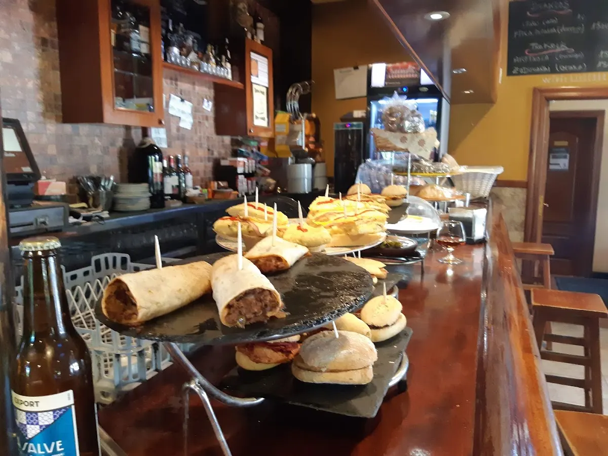Barra de Bide-Ondo con pinchos y bocadillos