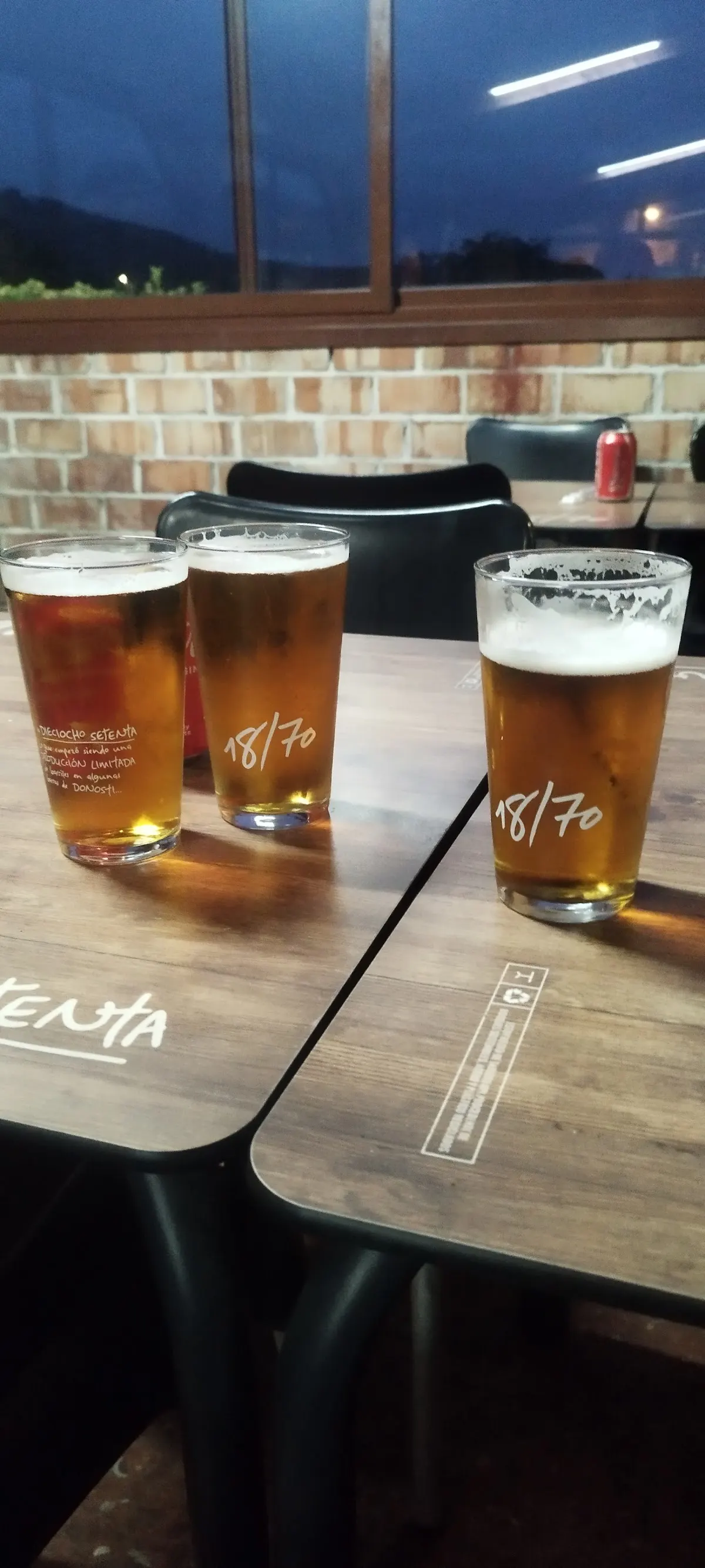 Vasos de cerveza en una mesa de Bide-Ondo
