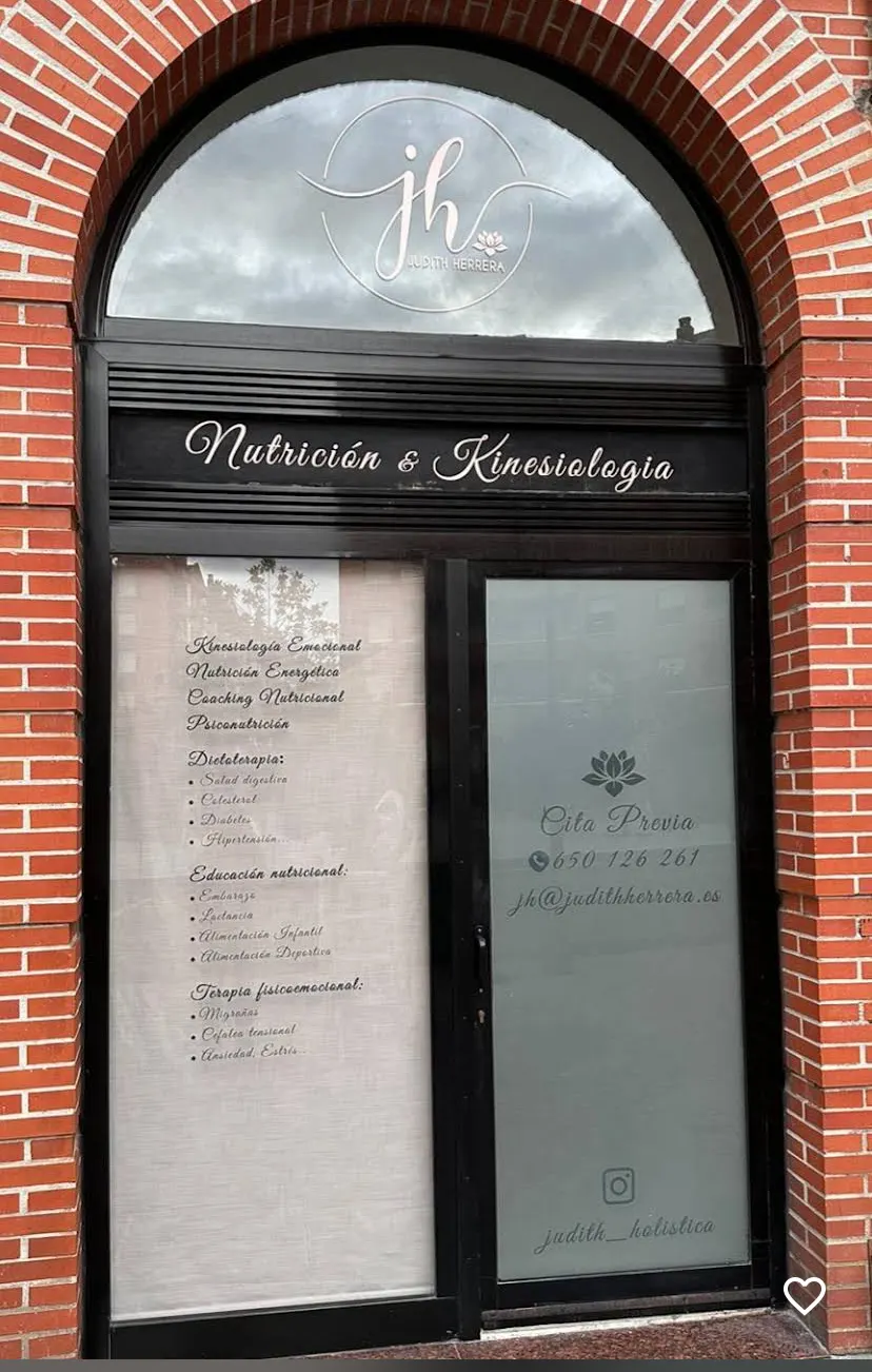 Entrada de Haszi Fisioterapia enmarcada en una fachada de ladrillo.