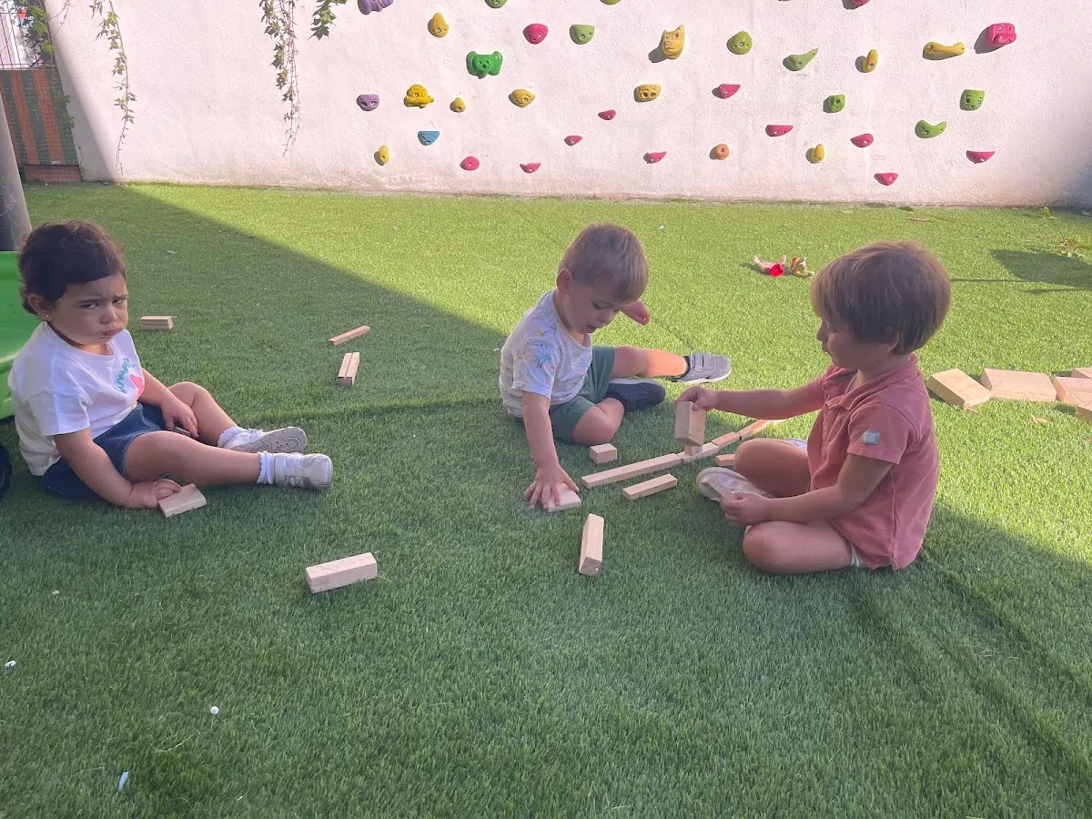 Niños juegan con bloques de madera en el patio de Haurreskola Karmeltxo.