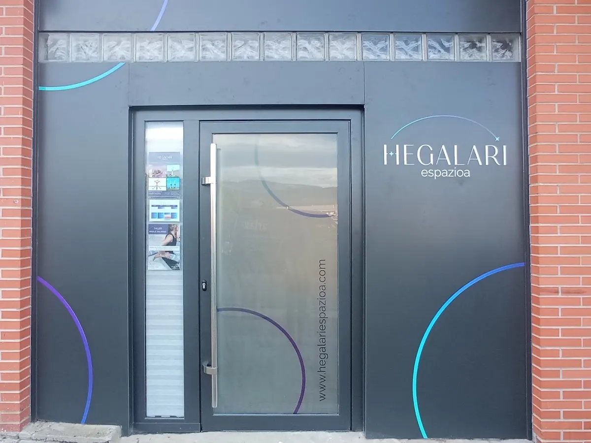 Entrada de Hegalari Espazioa en Durango, con la puerta y el rótulo del centro.