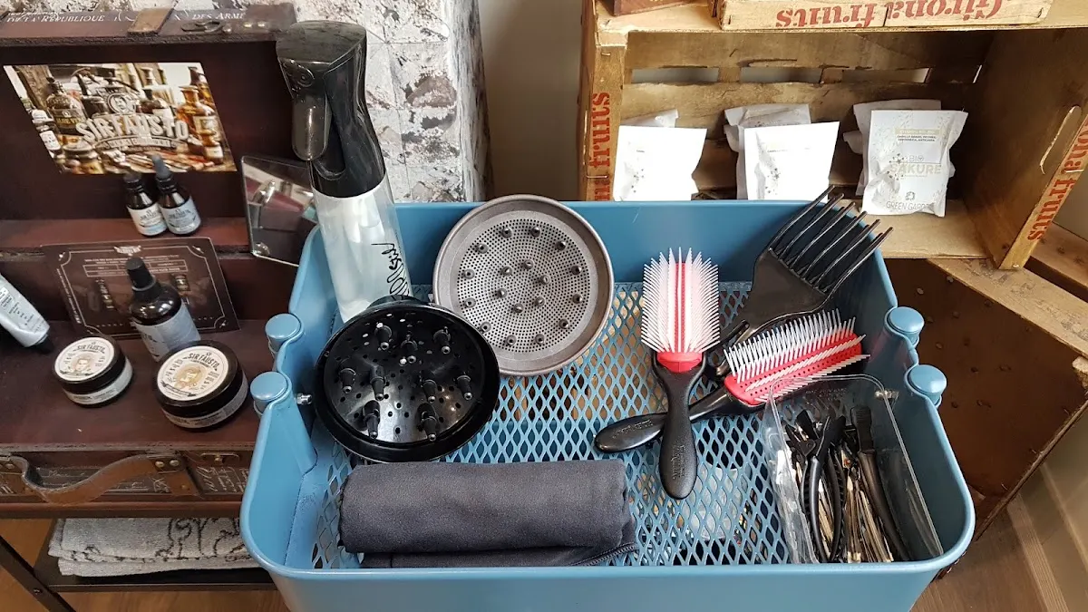 Productos y herramientas de peluquería en una cesta azul de Hemai