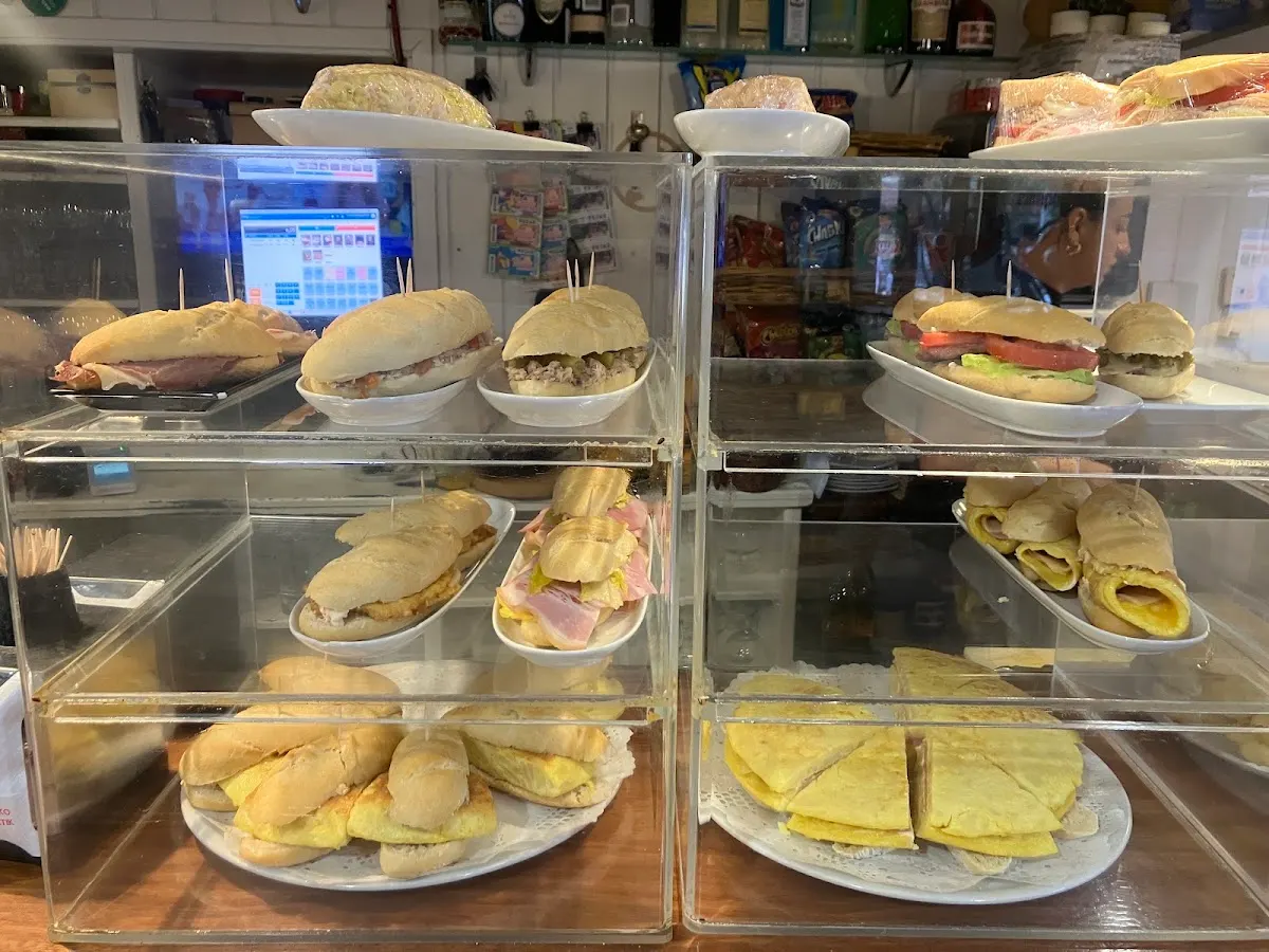 Vitrina de Herria Taberna con pintxos, bocadillos y tortillas.