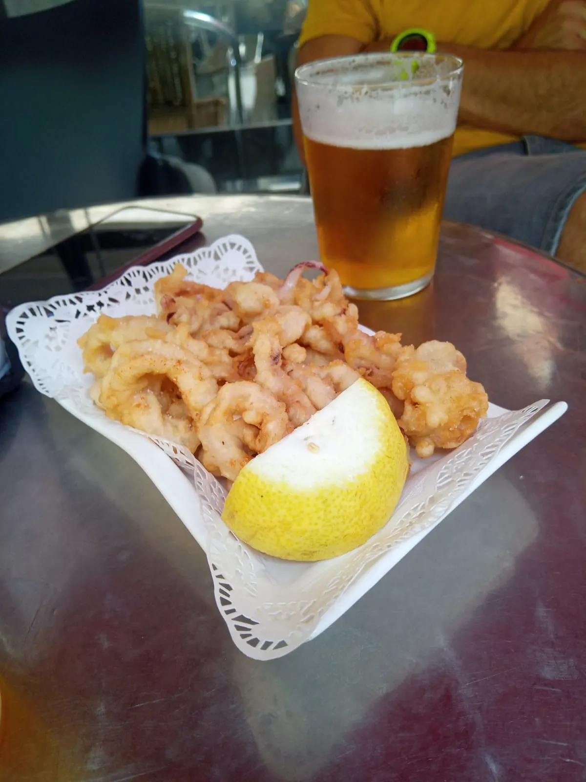 Ración de fritos con limón y cerveza en Herria Taberna.