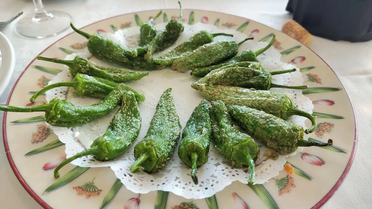 Plato de pimientos verdes servido en Herriko Jatetxea Garai