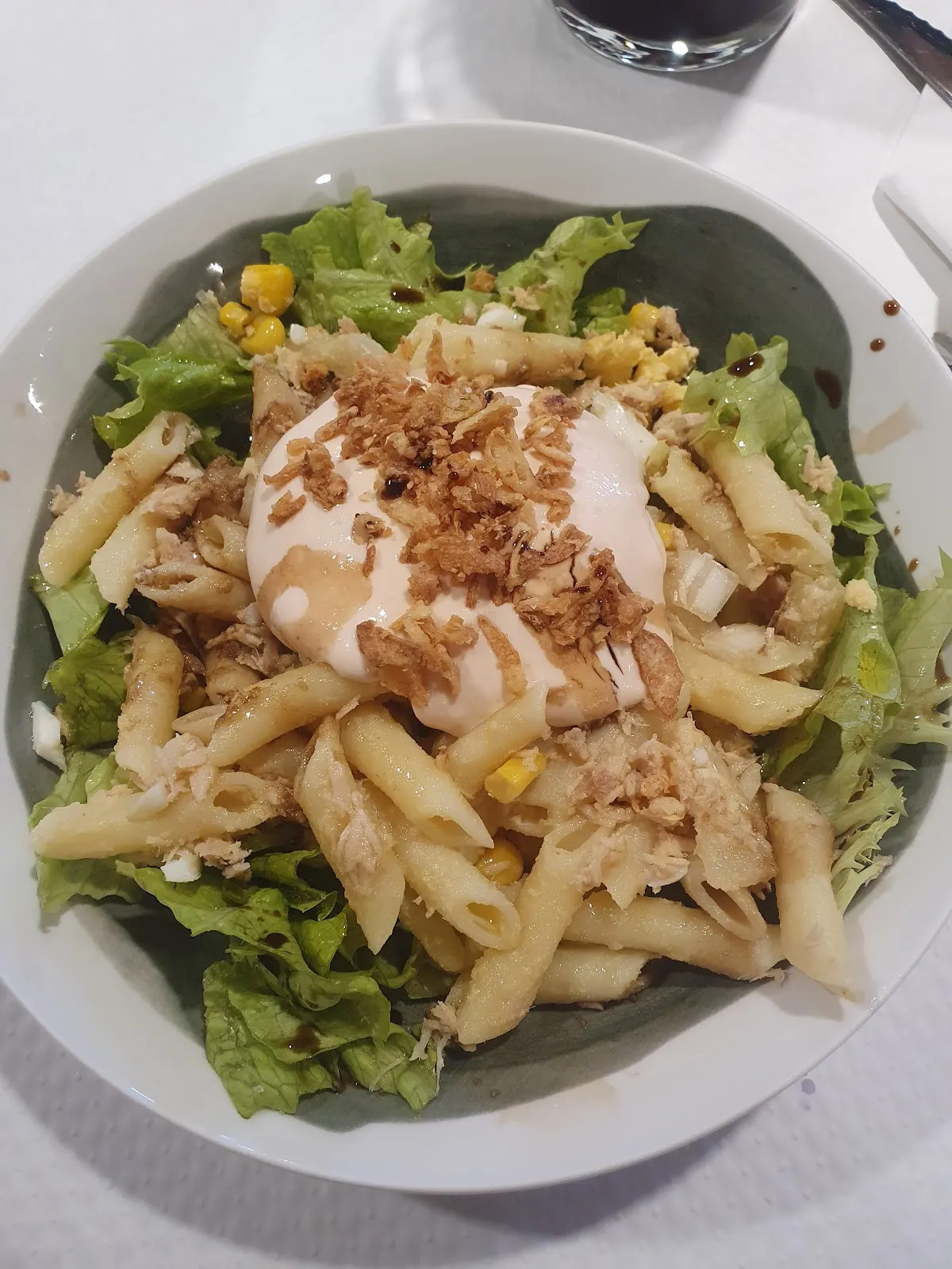 Ensalada de pasta con verduras y huevo en Herriko Taberna Mañaria.
