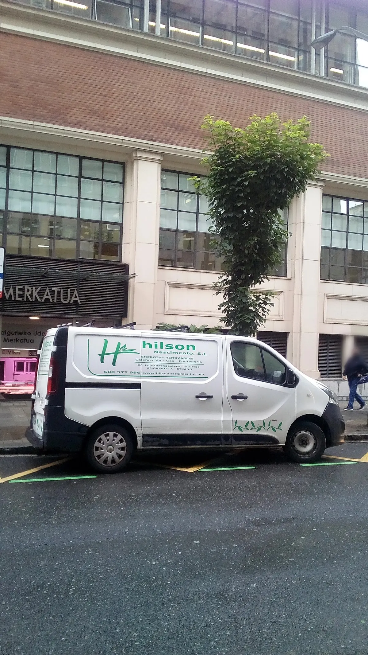 Furgoneta de Hilson Nascimento estacionada frente a un edificio en Amorebieta-Etxano.