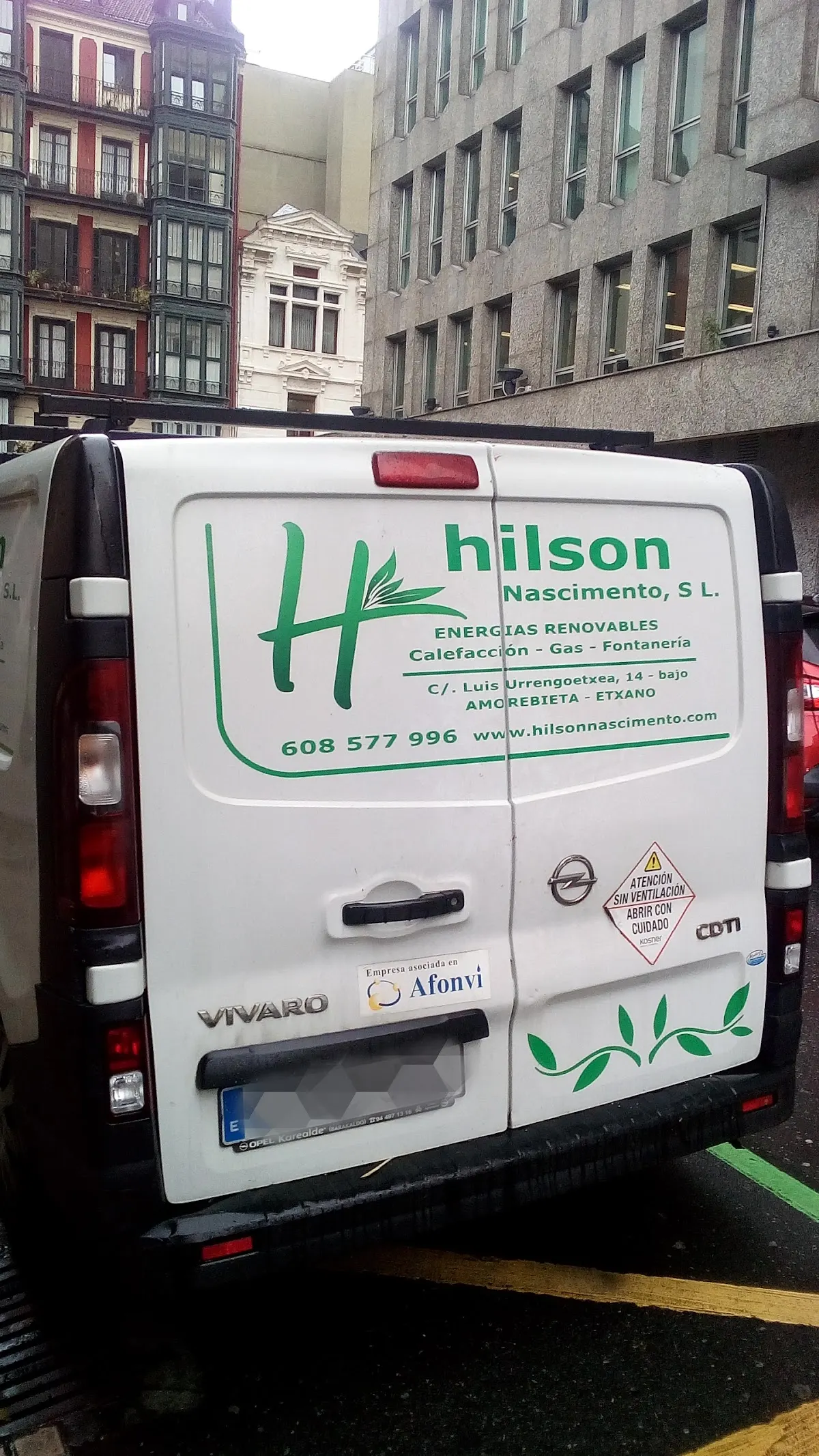 Parte trasera de la furgoneta de Hilson Nascimento, con referencias a calefacción, gas y fontanería.