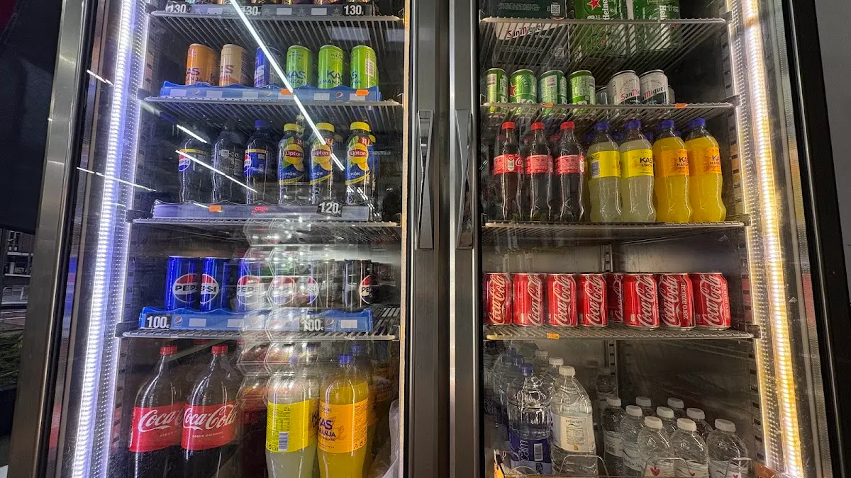 Neveras con bebidas en Hiper Asia