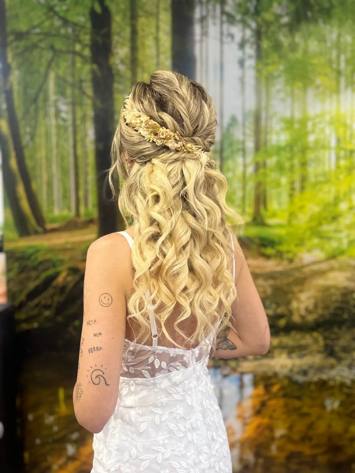 Peinado semirrecogido con trenza y ondas, realizado en Hirune Ile-Apaindegia.