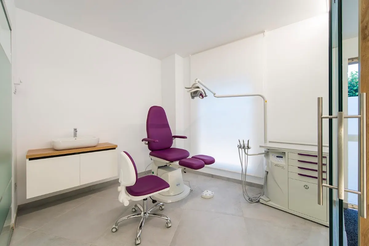 Sala de consulta de Hobetu con sillón de tratamiento morado
