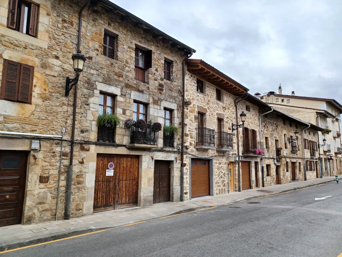 Fachada de piedra del Hotel Elorrio en una calle del municipio.