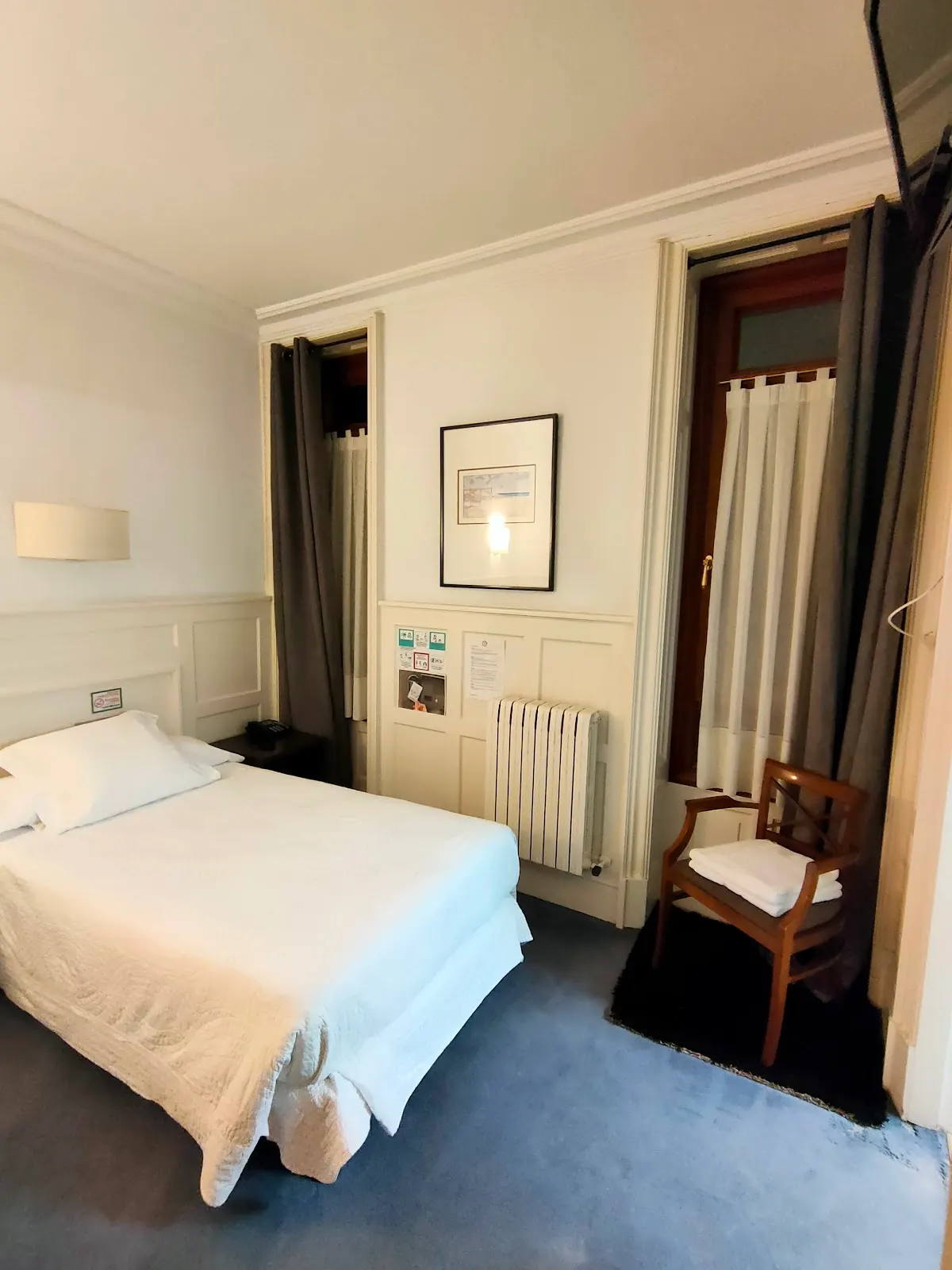 Habitación de Hotel Restaurante Olajauregi con cama, escritorio y sillón junto a la ventana.