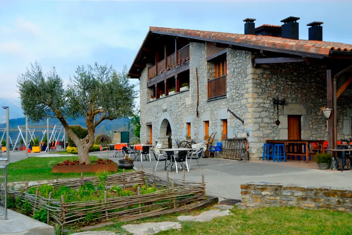 Exterior del Hotel Rural Mañe, con terraza y jardín en Mallabia