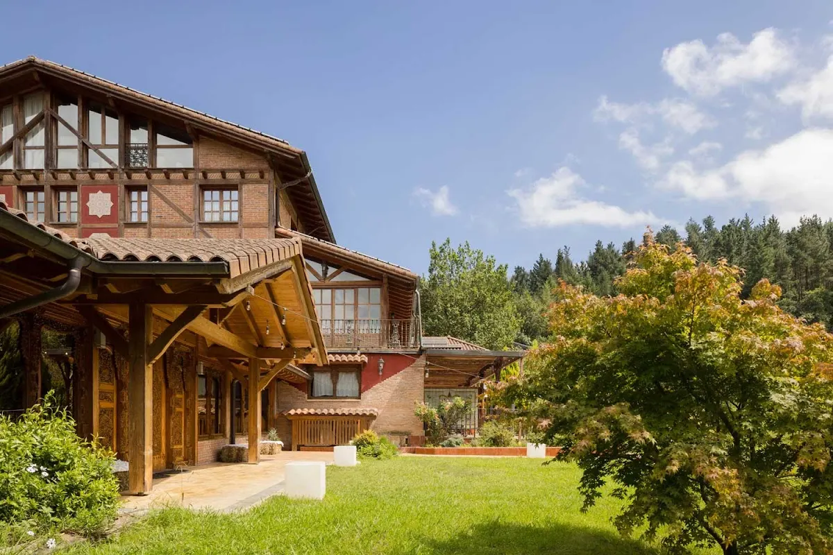 Exterior de Hotel & Spa Etxegana, con arquitectura tradicional y jardín en un entorno natural