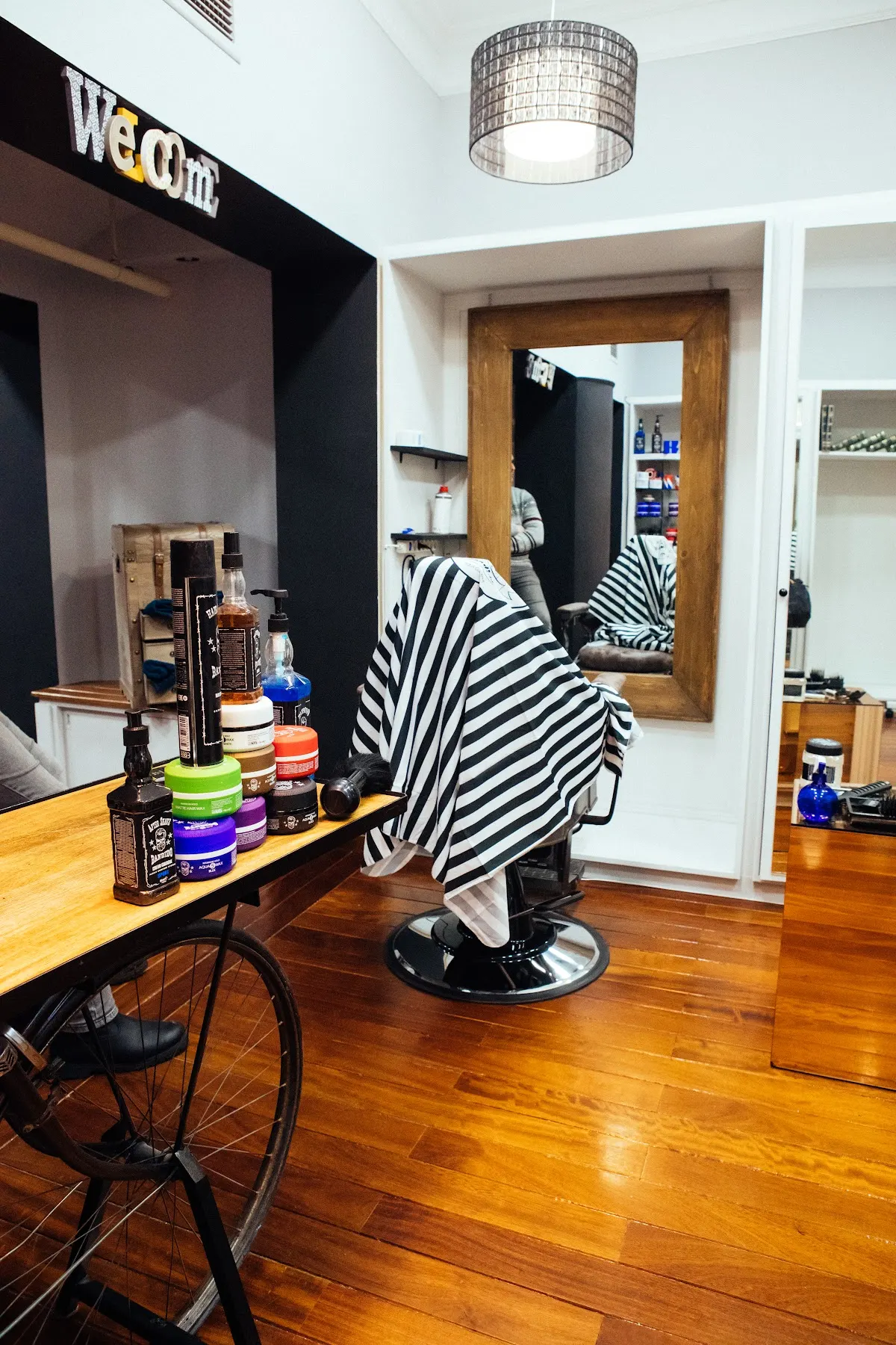 Sillón de barbería y productos para el cabello en Ibra,s barber shop.